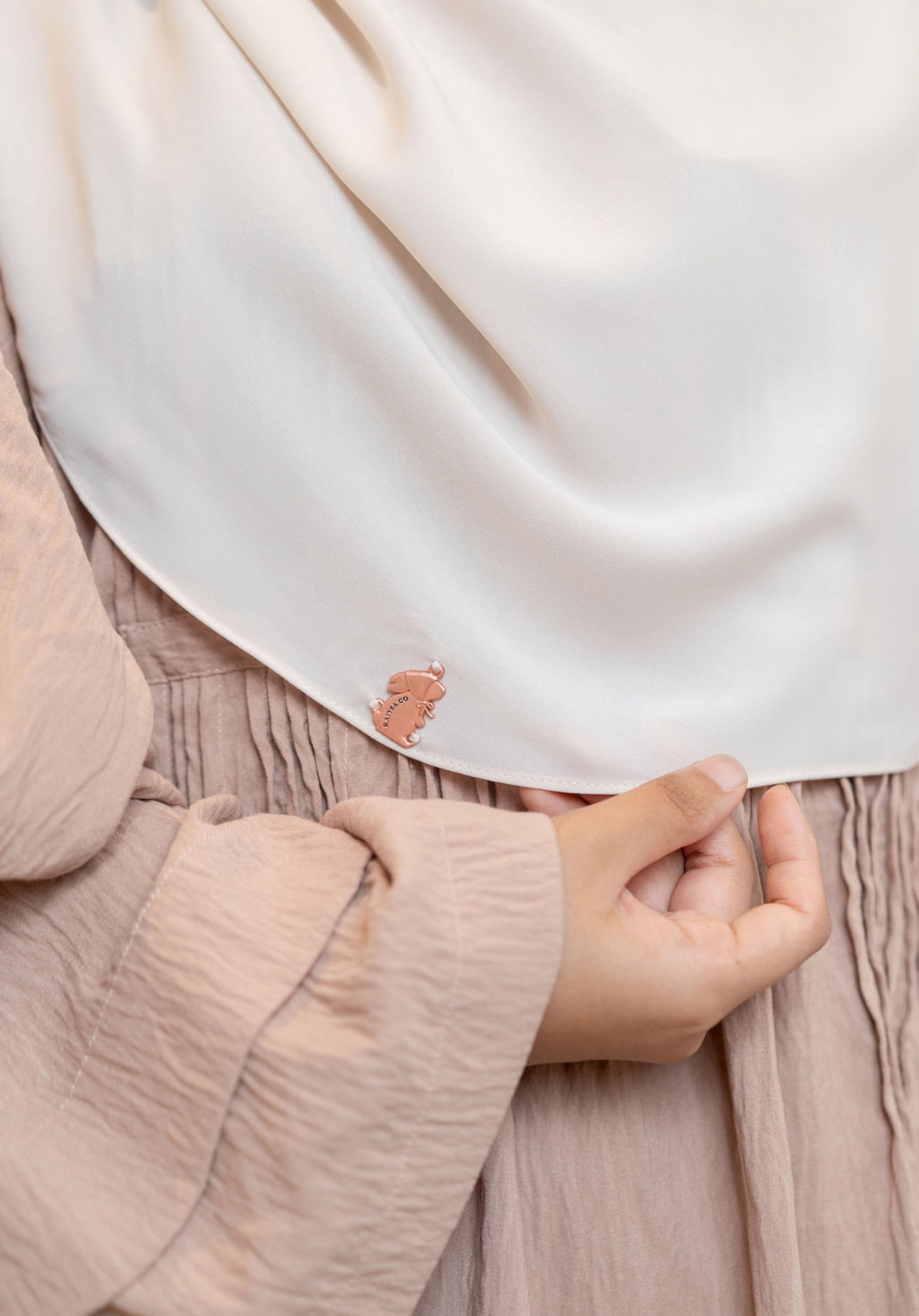 Medina Curved — Porcelain Glow